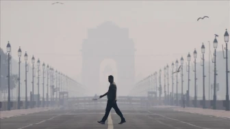 Yeni Delhi’de Hava Kirliliği Alarmı! Vatandaşlara “Evden Çıkmayın” Uyarısı!