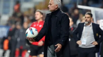 Mourinho’dan Devre Arası Koridor Olaylarına Sert Tepki! "Kariyerimde İlk Kez Gördüm!"