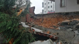 Çekmeköy'de Sağanak Yağış Sebebiyle İstinat Duvarı Çöktü: Park Halindeki Arabalar Zarar Gördü