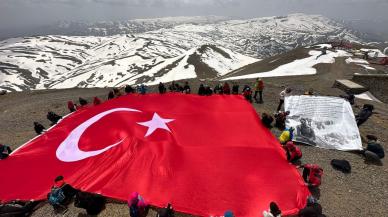 Palandöken'in zirvesine tırmandılar: Türk bayrağı açtılar