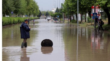 Sağanak şehri vurdu: Rögar kapakları yerinden çıktı!