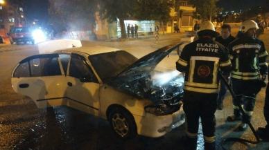 Elazığ’da seyir halindeki araç yandı