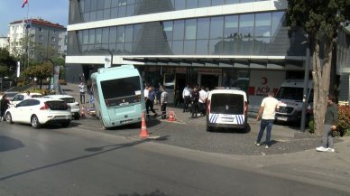 Yolcu minibüsü hastanenin bahçesine daldı