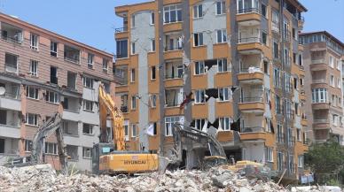 Deprem bölgesinde ağır hasarlı binaların yıkımı devam ediyor