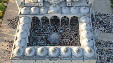 Bayram namazında Fatih Camii doldu, taştı