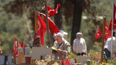 Kahramanmaraş'ta kabristanlarda hüzünlü bayram