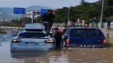 Sağanak yağış kenti vurdu: Sel sularının ortasında mahsur kaldılar