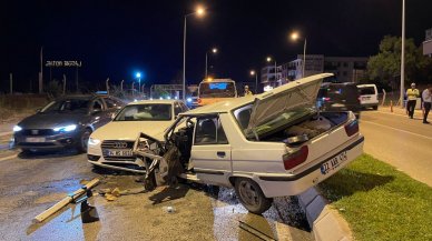 İki otomobil kafa kafaya çarpıştı: 2 yaralı