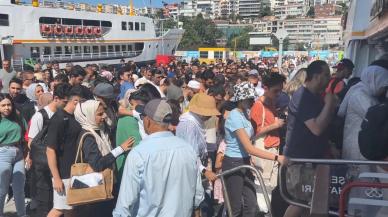 Adalar'da bayram yoğunluğu: Tatil bitiyor kalabalığa razıyız!