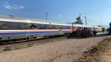 Yolcu treni traktöre çarptı: Yaralılar var