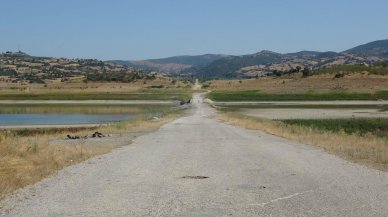 Tehlike çanları çalıyor: Barajda su seviyesi düştü, eski kara yolu ortaya çıktı