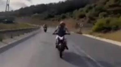 Yanlış hamleyle motosikletlerin kaza yapmasına sebep oldu