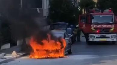 Park halindeki otomobil alev alev yandı