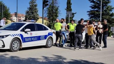 Eşine çarpan sürücüyü oğullarıyla birlikte darbetti