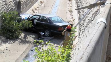 17 yaşındaki sürücü otomobiliyle su kanalına uçtu