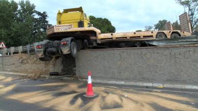 Virajı alamayan TIR bariyerlerde asılı kaldı