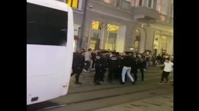 Taksim’de yabancı uyruklular birbirine girdi! Çevik kuvvet müdahale etti..