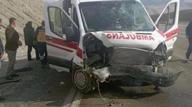 Hasta taşıyan ambulans kaza yaptı: Yaralılar var