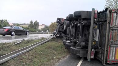 Bariyerlere çarpan TIR devrildi, trafikte yoğunluk oluştu