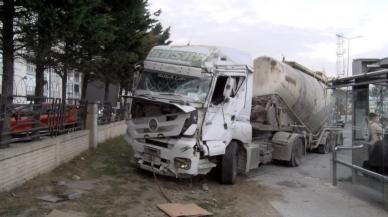 Feci kaza! Önce minibüse ardından yolcu alan İETT otobüsüne çarptı: Yaralılar var