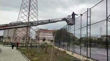 Tel örgüde mahsur kalan kedi kurtarıldı