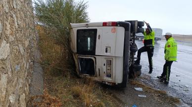 Feci kaza! Yolcu minibüsü devrildi: 2'si ağır, 14 yaralı