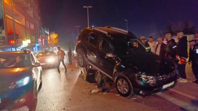 Otomobil trafik ışıklarındaki motosiklet ile cipe çarptı: 1 yaralı