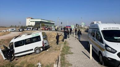 İşçi servisi ile kamyonet çarpıştı: 2 kişi öldü, çok sayıda yaralı var