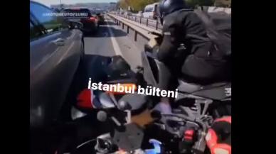 İki motorcunun feci kazası!