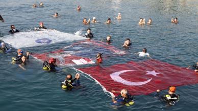 Dünya rekortmeni Ercümen'den 100'üncü yıla özel dalış