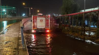 İzmir'de dere taştı, ev ve işyerlerini su bastı