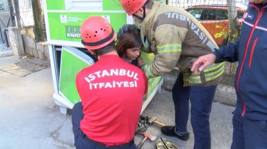 Pendik'te giysi kumbarasına giren çocuk mahsur kaldı