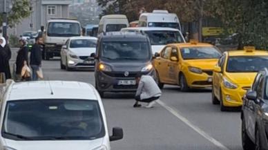 Yavru kediyi kurtarabilmek için akan trafiği durdurdu