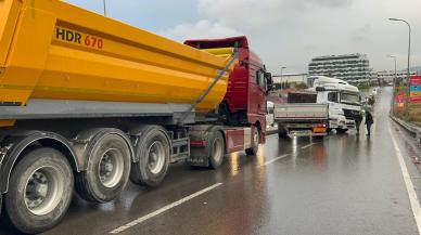 Kontrolden çıkan TIR refüje çıktı: Yol trafiğe kapatıldı