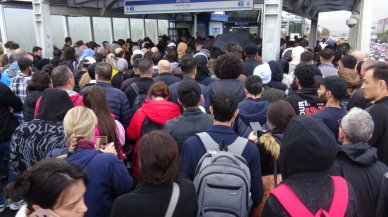 Metrobüs turnikeleri arızalandı: Durakta yoğunluk oluştu, vatandaşlar tepki gösterdi