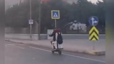 Böyle ulaşım yöntemi görülmedi… Scooter kullanıcısından pratik çözüm!