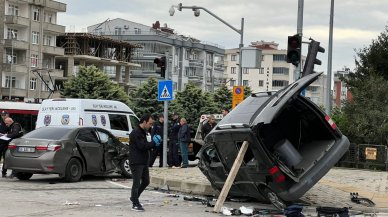 Sivil polis aracıyla hafif ticari araç çarpıştı: Yaralılar var