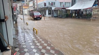 Aniden bastırdı vatandaşlara zor anlar yaşattı: 5 dakikalık sağanak, caddeyi göle çevirdi