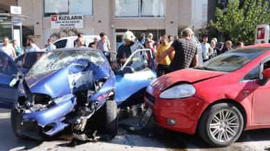 Sınav dönüşü korkunç kaza: Sürücü sıkıştı; 1'i bebek 5 çocuk yaralı