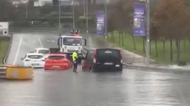 İstanbul'u sağanak vurdu: Araçlar yolda mahsur kaldı