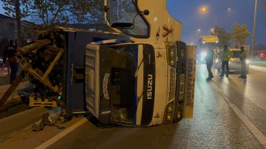 Lastiği patlayan kamyonet seyir halindeyken devrildi