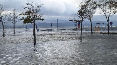 Deniz taştı, otopark sular altında kaldı!