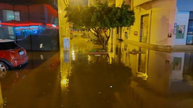 İskenderun’da şiddetli yağış sonrası cadde ve sokaklarda su taşkınları yaşandı