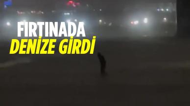 Fırtınalı havada deniz girmeye çalıştı!