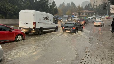 İstanbul'da sağanak: Taksi mahsur kaldı, imdadına çevredekiler yetişti