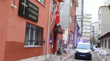 Kiliseye zorla girmeye çalışarak görevlileri 'polisi ararsanız sizi yakarım' diye tehdit etmişlerdi: 2 kişi tutuklandı