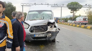 Feci kaza: İşçi servisi, hafriyat kamyonuna çarptı: Yaralılar var