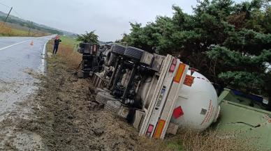 Kayganlaşan yolda feci kaza! Tanker devrildi