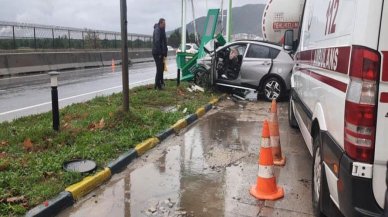 Akaryakıt istasyonunun tabelasına çarpan sürücü öldü