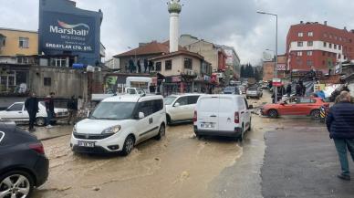 Su borusu patladı: Yollar göle döndü, iş yerlerini su bastı